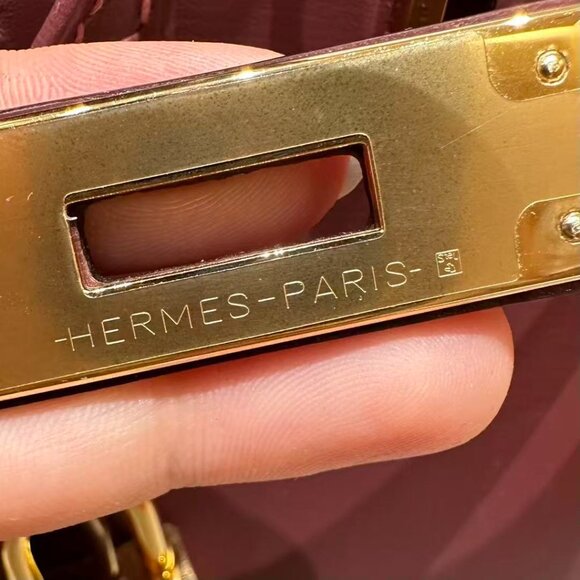 Classic Hermes Bag: A Stylish and Versatile Choice for Elegance - Picture 5 of 6